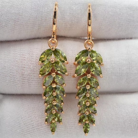 🎀18k Luxury Peridot Leaf Drop Earings - Picture 2 of 5